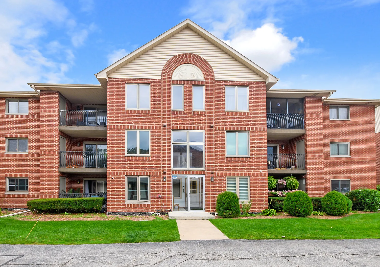 2 bed, 1300 sqft, $2,300 — Photo 1