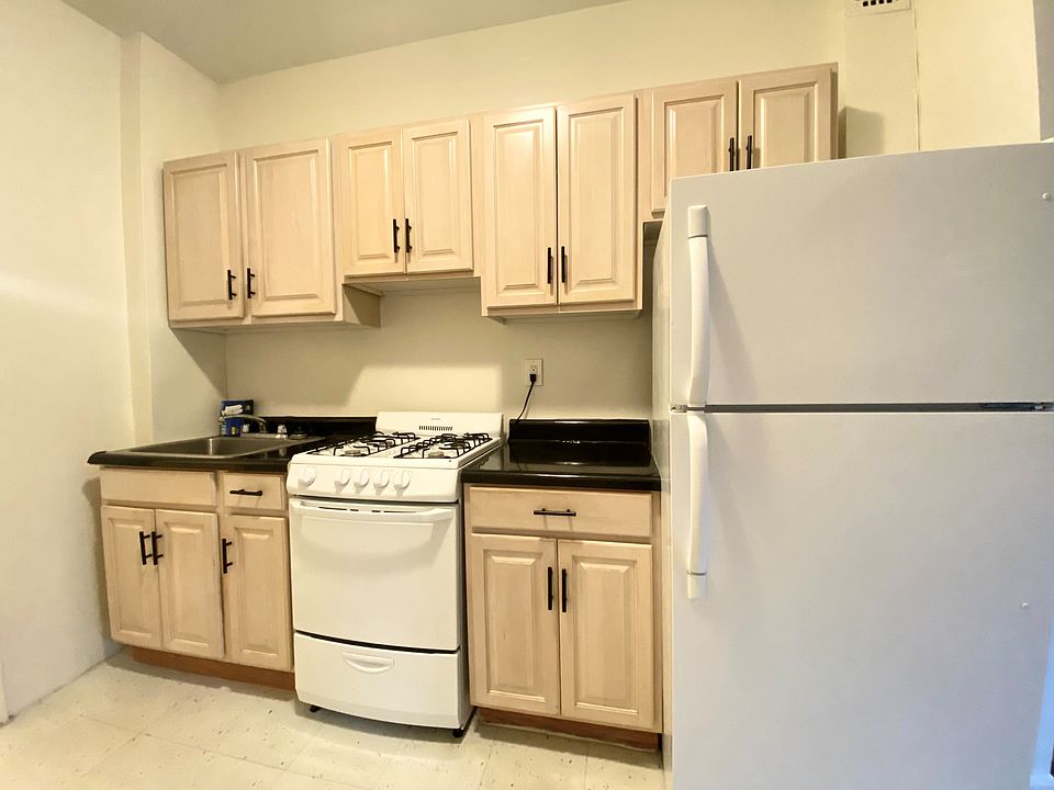 2nd image of 1553 Lexington Ave APT 3