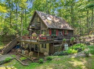 220 Fawn Lake Dr, Hawley, PA 18428