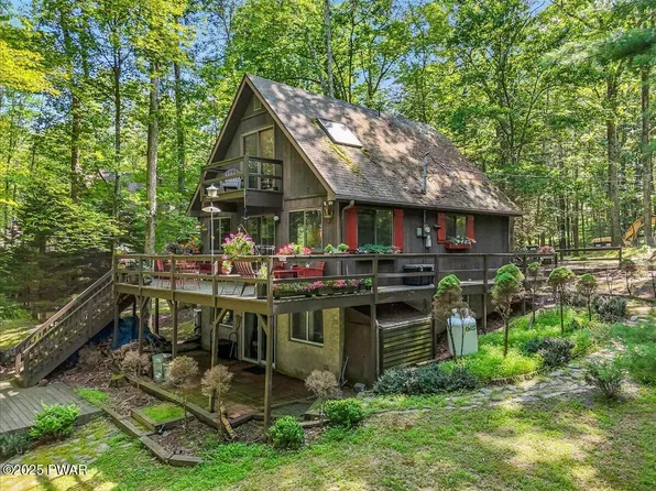 220 Fawn Lake Dr, Hawley, PA 18428