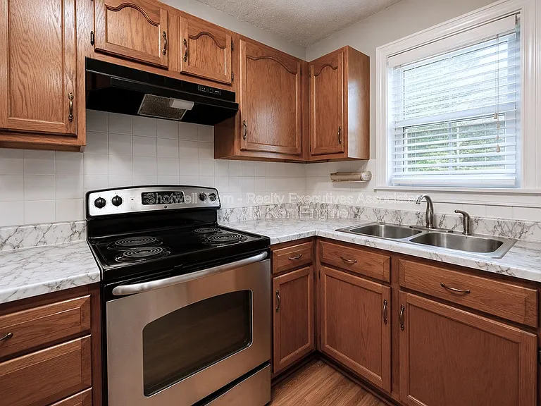 2540 Larkwood Ln — Photo 4