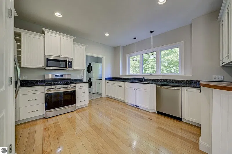 3 bed, 3.5 bath, 2520 sqft, $3,300 — Photo 4