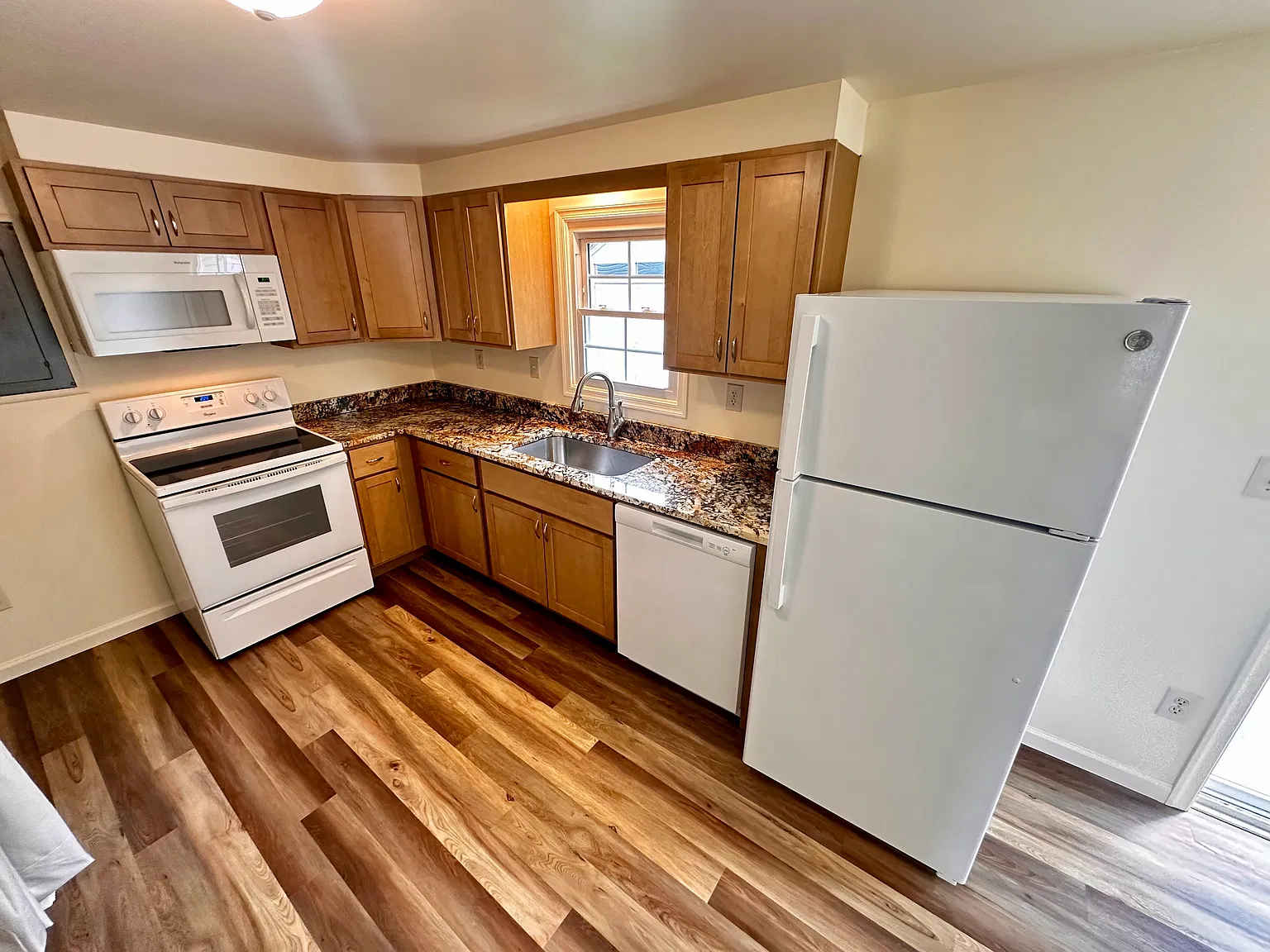 3 bed, 1000 sqft, $1,695 — Photo 4