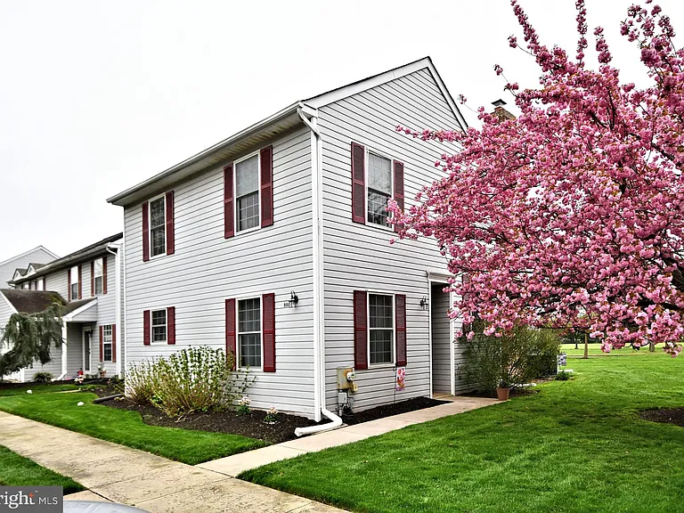 800 Beacon Ct — Photo 2