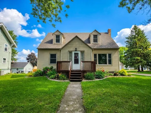 1211 4th St, Hull, IA 51239