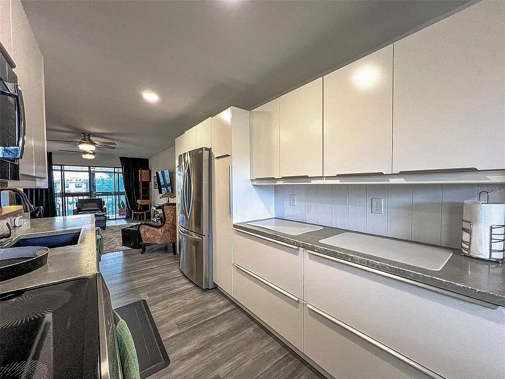 2 bed, 2.0 bath, 1001 sqft, $1,600 — Photo 3