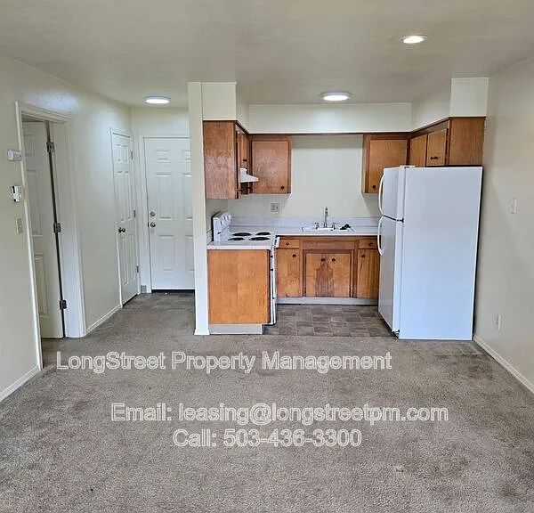 915 SW Adams Ave #11 — Photo 3