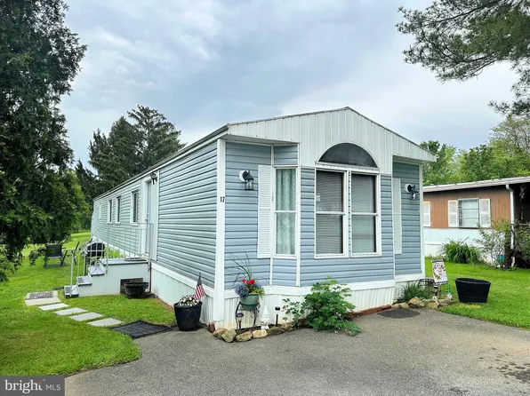 17 Saybrook Dr, Hereford, PA 18056
