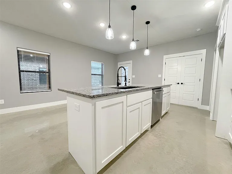 122 E Harrison St — Photo 8
