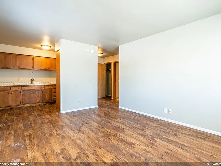 835 Merritt Ave — Photo 3