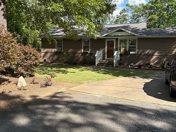 Easily fit 3-4 cars in the driveway, private off street parking