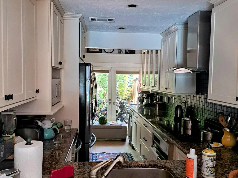 212 NE 16th Ter — Photo 12