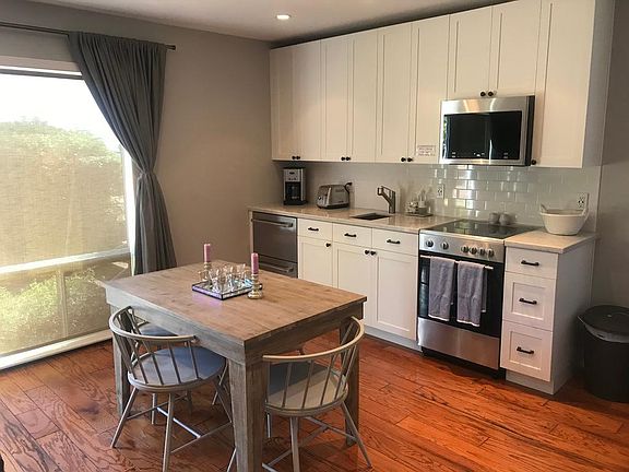 3rd image of 209 Oak Springs Dr