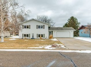 312 7th Ave NW, Hazen, ND 58545