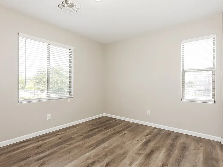 3348 E Franklin Ave — Photo 14