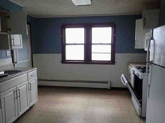 3rd image of 67 Watkins St