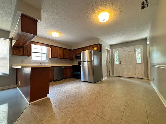 645 Lilly Ln — Photo 7