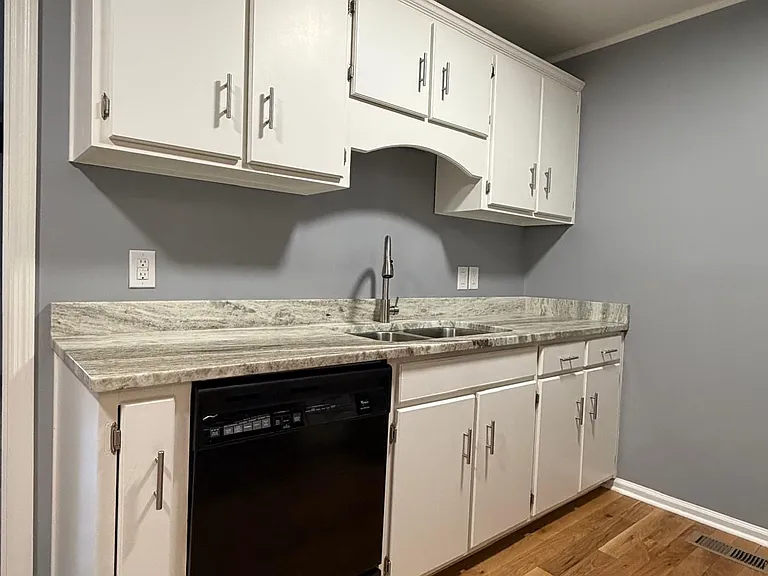 1119 Village Ct NE — Photo 10