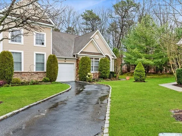 34 Eagle Circle #34, Bohemia, NY 11716