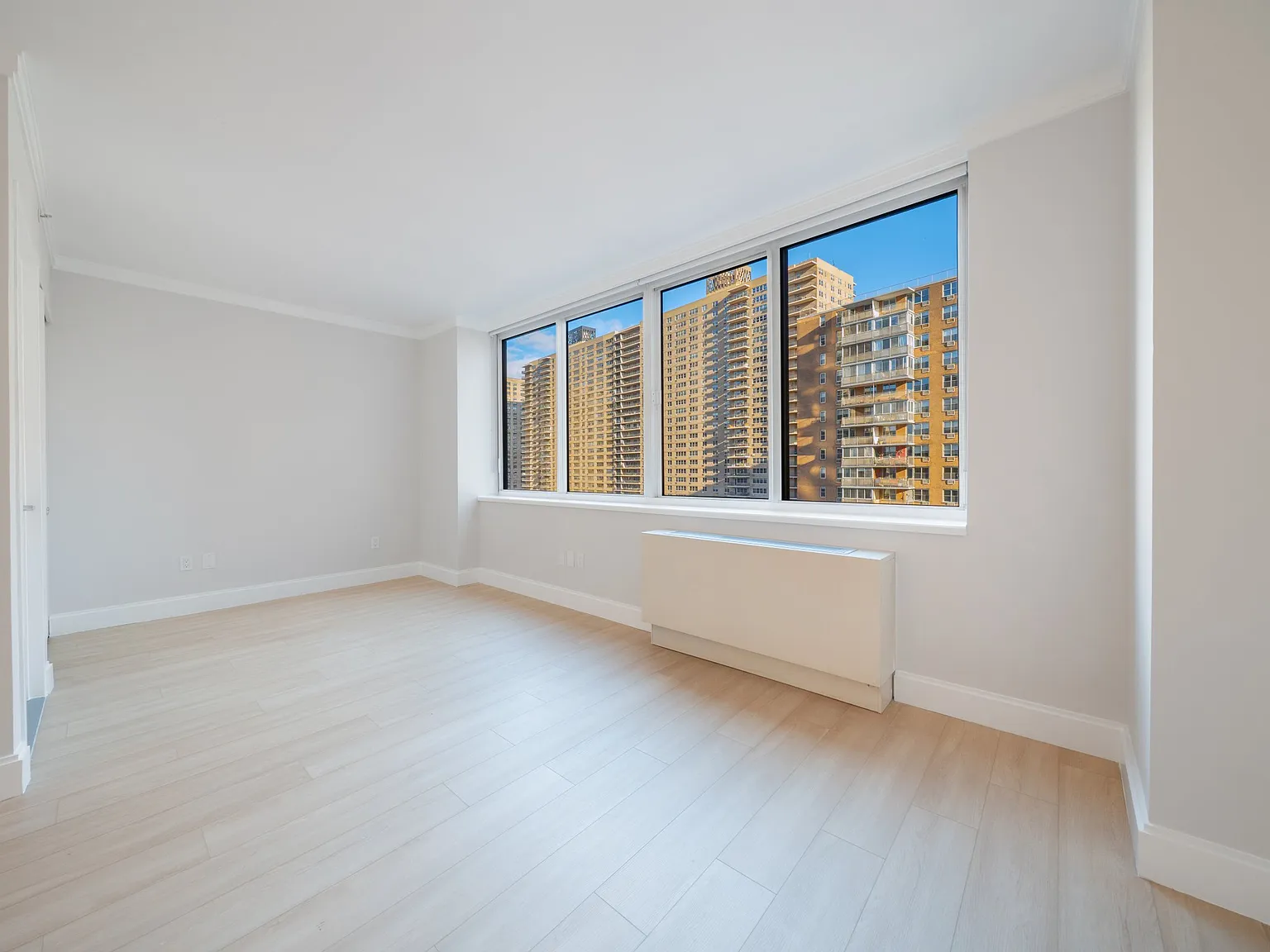 140 Riverside Boulevard — Photo 3