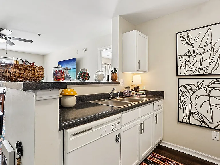 16-web-or-mls-University Ave-S2210-016