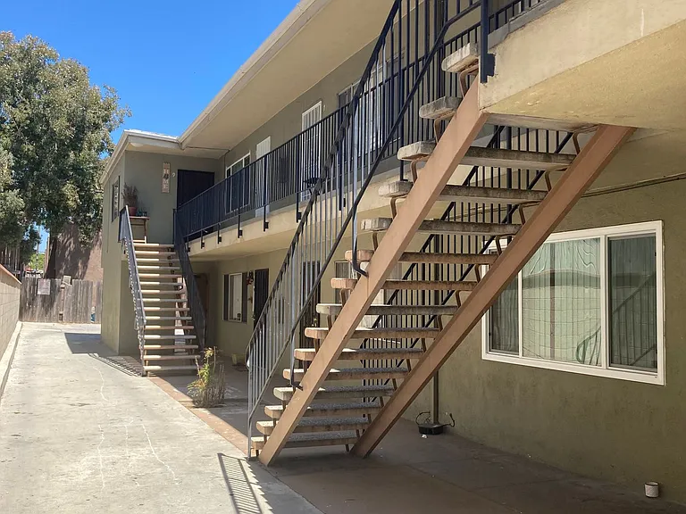 1424 Obispo Ave — Photo 1