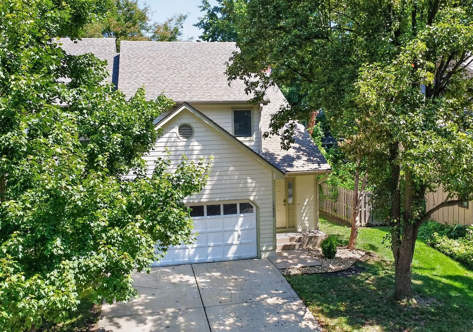 Fully Renovated 2 Bedroom and 2.5 Bath Townhome Located Indian Creek Park Estates Neighborhood! — Photo 2