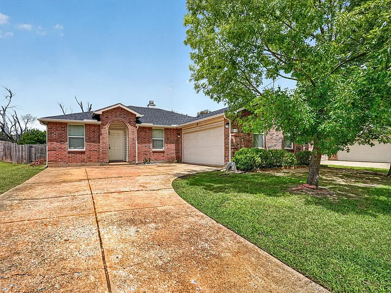 2805 Cameron Way — Photo 1
