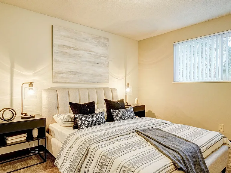 Spacious and immaculate townhomes! Free Water/Sewer/Garbage/Parking! — Photo 38