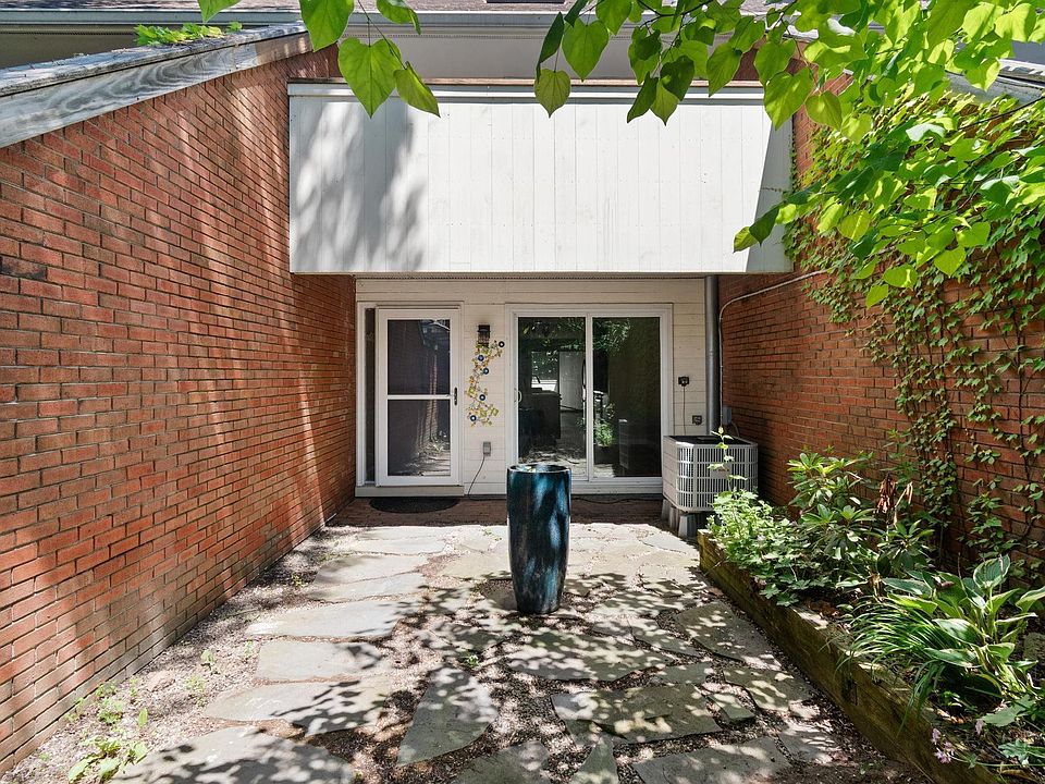 1st image of 388 College Street #4