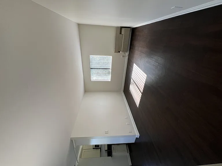 Chateau Emelita Apartments — Photo 16