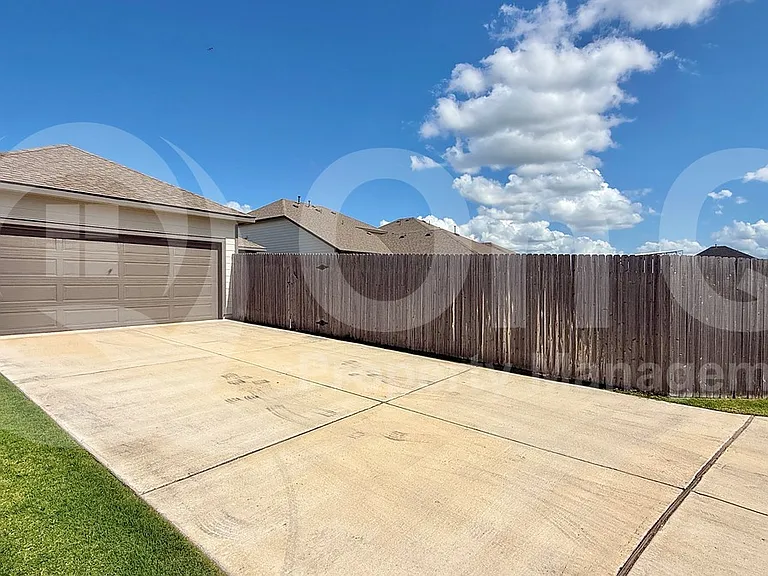103 Hackberry Branch Dr — Photo 27