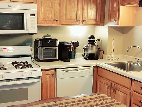 3rd image of 318 Laurel St W #2