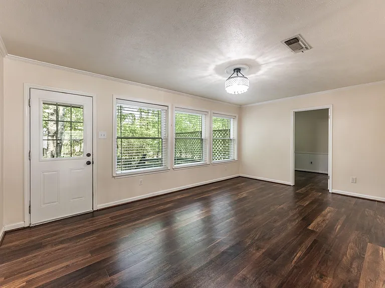 1006 Amesbury Ct — Photo 6
