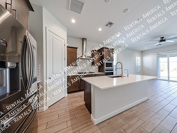 5th image of 2131 E Charlotte Dr