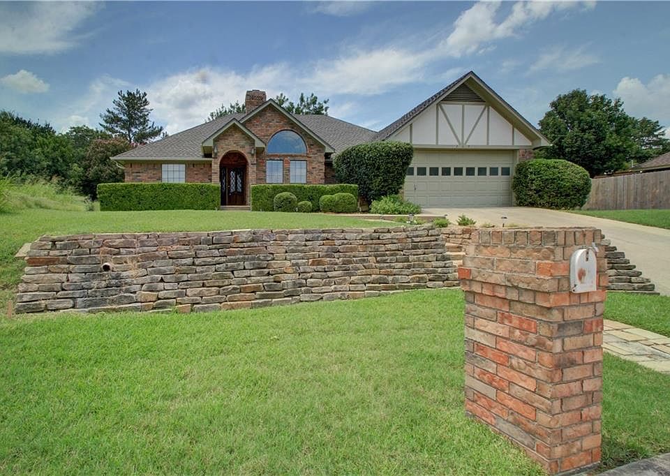 1st image of 209 Bradford Ct