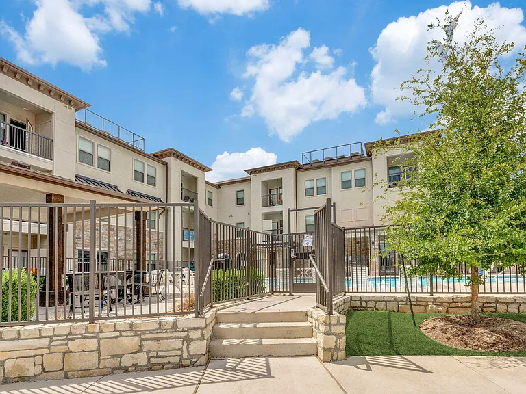 Palladium Crestway — Photo 14