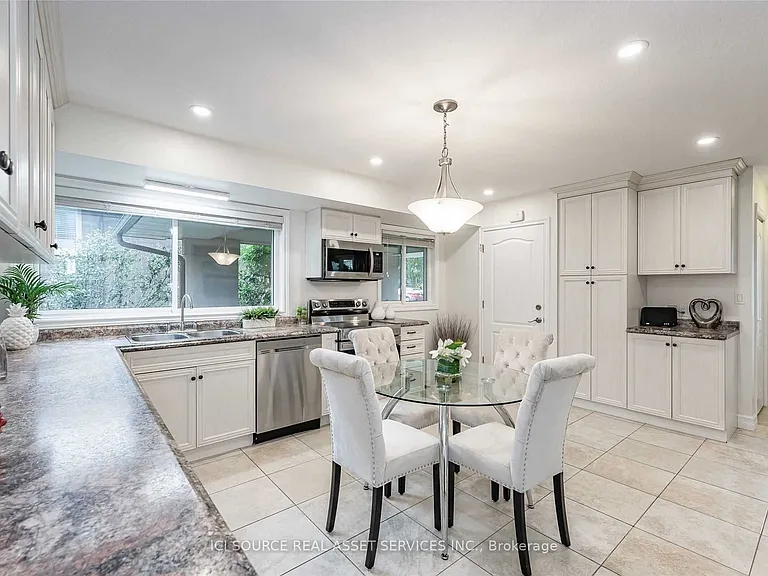 27 Brenlyn Ct #UPPER — Photo 12