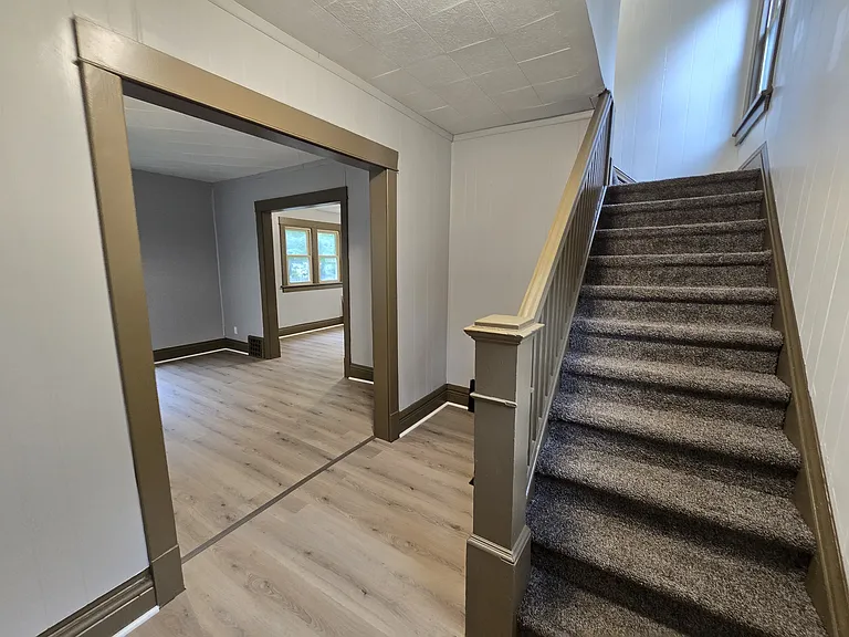 419 Bratnober St — Photo 10