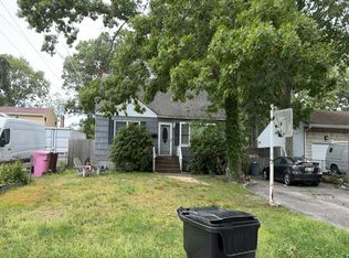 29 W Oakdale St, Bay Shore, NY 11706