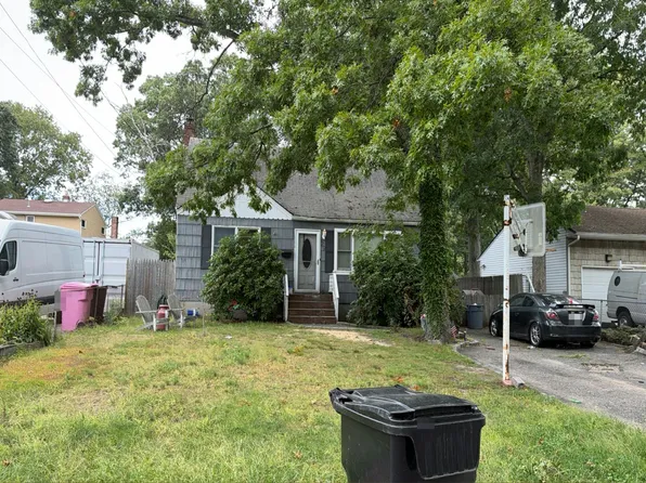 29 W Oakdale St, Bay Shore, NY 11706