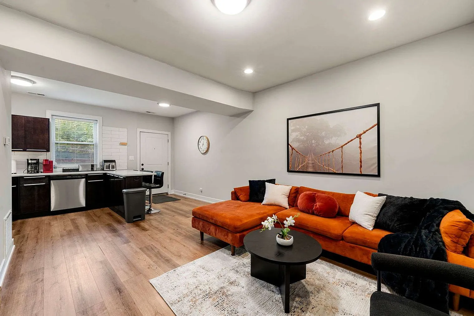 2 bed, 2.0 bath, 990 sqft, $4,564 — Photo 2