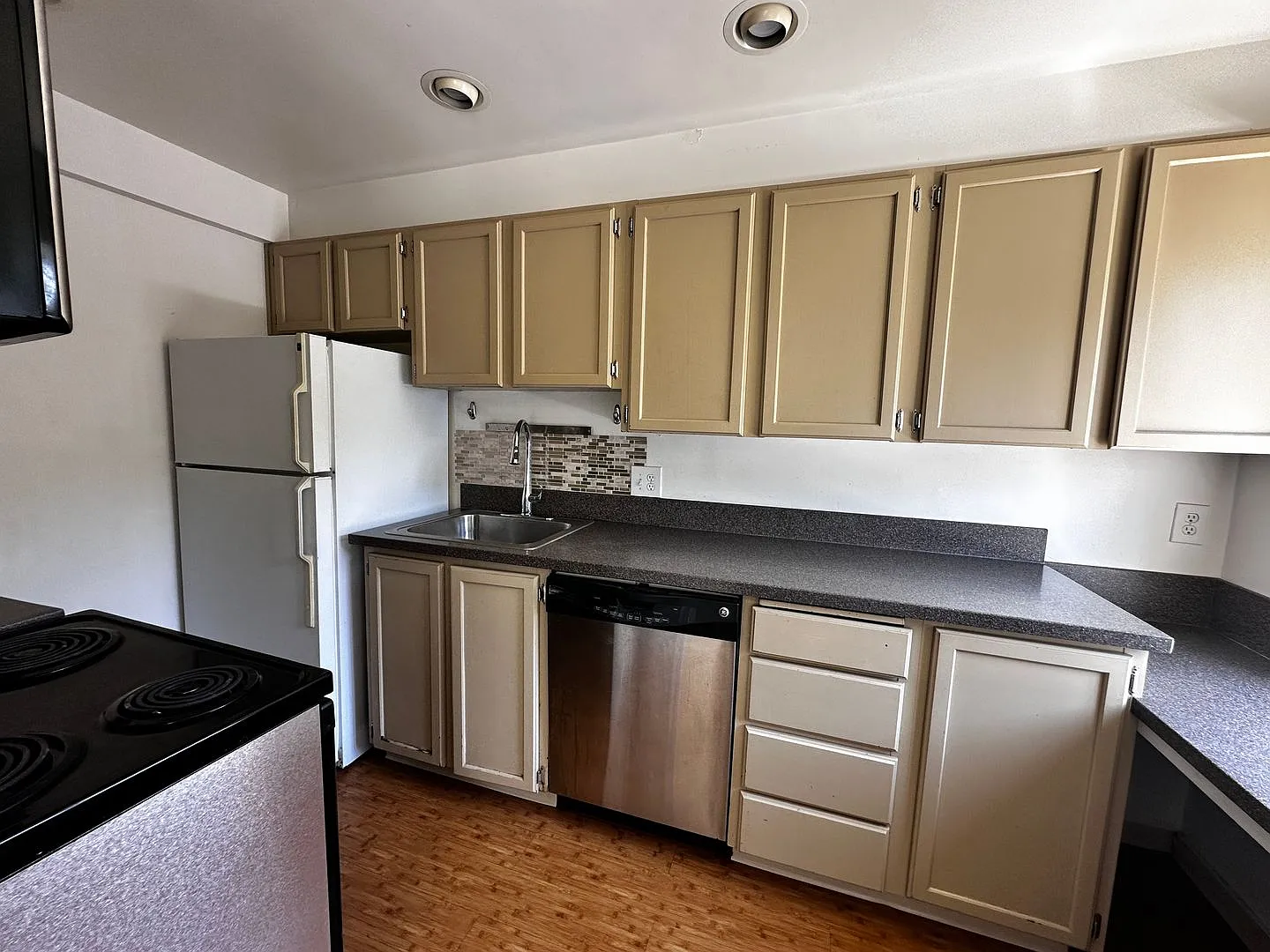 Cute and Cozy East Queen Anne Condo with 2 Bedrooms, 1 Bath and 1 Covered Parking Space — Photo 4