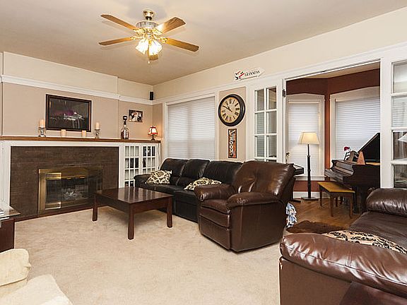 3rd image of 4745 N Malden St #102