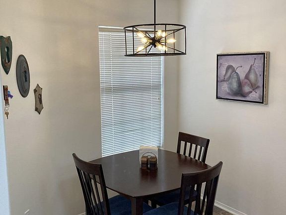 3rd image of 722 Peartree Ln