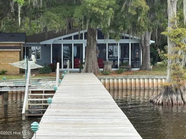 802 Canal Cove Road, Lake Waccamaw, NC 28450