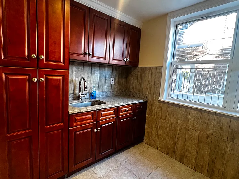 Colonial Ave — Photo 2