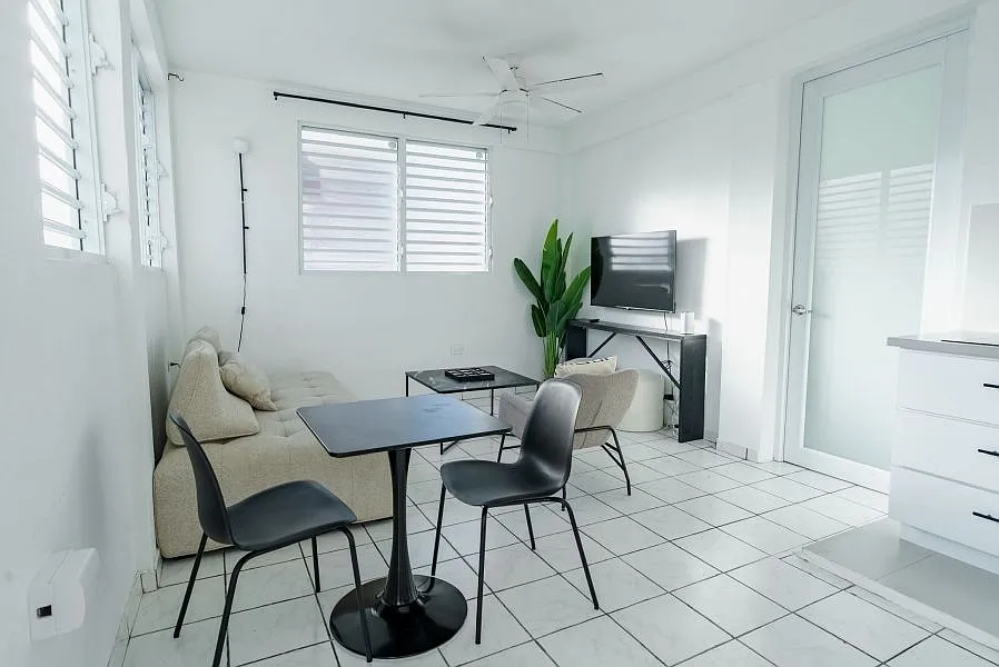 1 bed, 1.0 bath, $1,300 — Photo 3