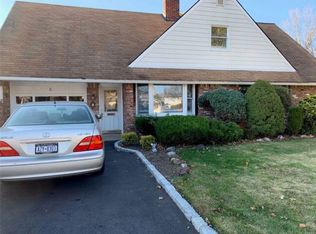 6 Hunter Ln, Levittown, NY 11756