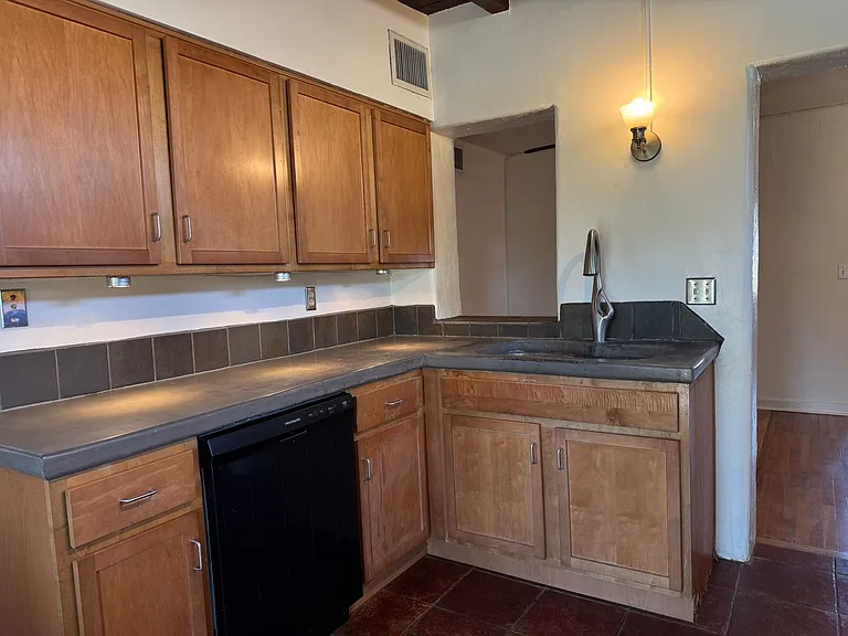 3004 E Adams St — Photo 8